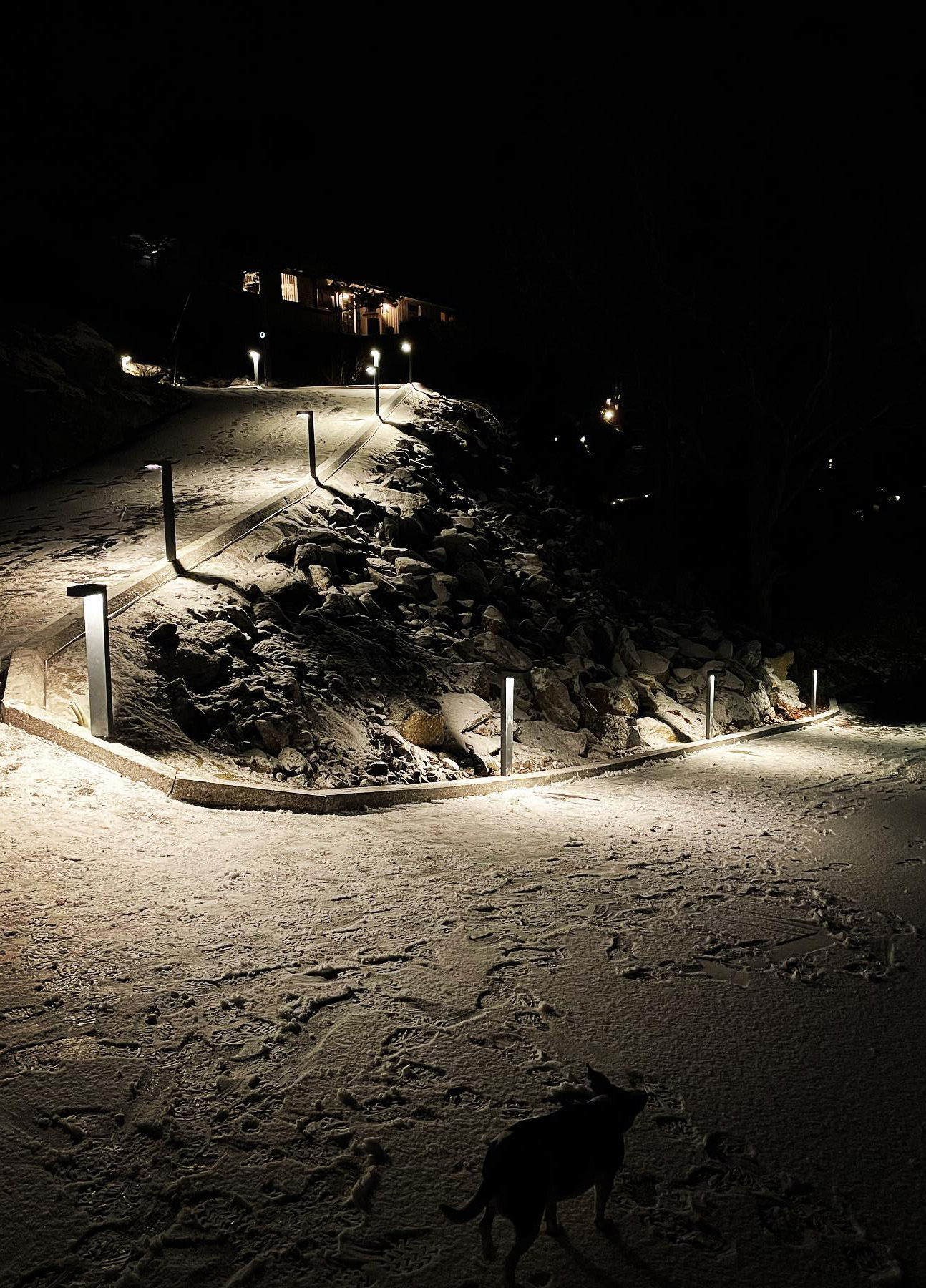 Unkonventionelle, minimalistische Lampen sind ideal für Beton- oder Ziegelfassaden, aber auch für andere Wandgestaltungsvarianten geeignet. Dank ihres minimalistischen Designs passen sie sich verschiedenen Stilen an und sind dank ihrer langlebigen Materialien auch bei schwierigen Wetterbedingungen zuverlässig im Einsatz. Die Lampen sind auch als Säulen- oder Pfostenleuchten erhältlich, was eine vielseitige Beleuchtung verschiedener Räume ermöglicht. Diese Lampen brechen mit Traditionen und setzen auf mutige, schlichte Formen, die immer ihre Anhänger finden werden. Egal ob professioneller Designer oder individueller Bauunternehmer, die modernen Lichtquellen und Steuerungen der Asker-Lampen machen sie zu einem zuverlässigen Verbündeten für dezente Beleuchtung.